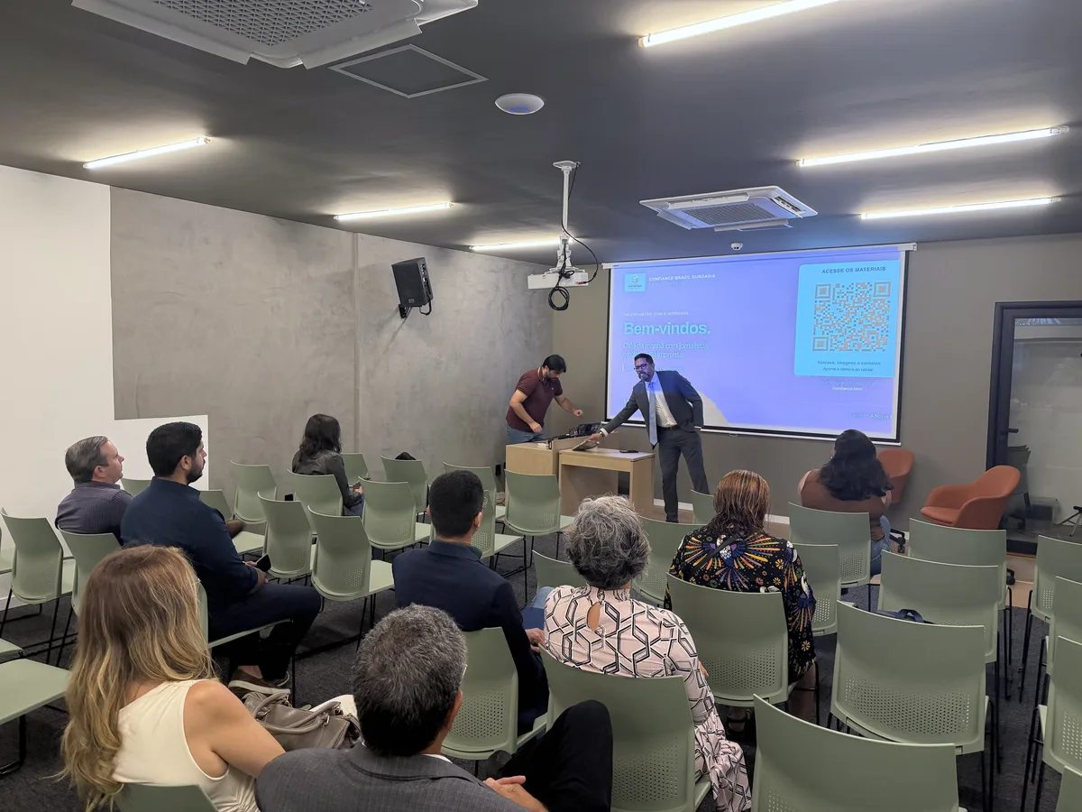 Apresentação & Palestra — 003 — Registro da coletiva de imprensa Confiance