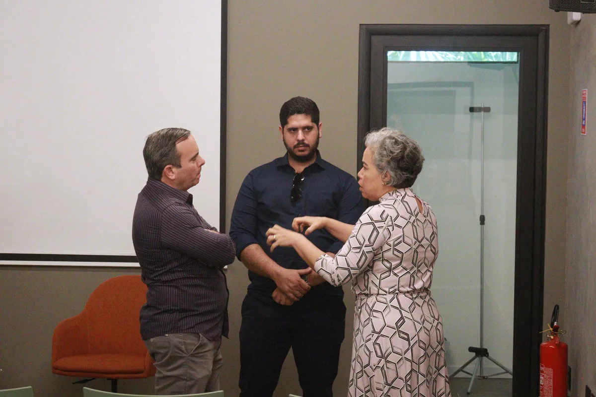 Apresentação & Palestra — 012 — Registro da coletiva de imprensa Confiance