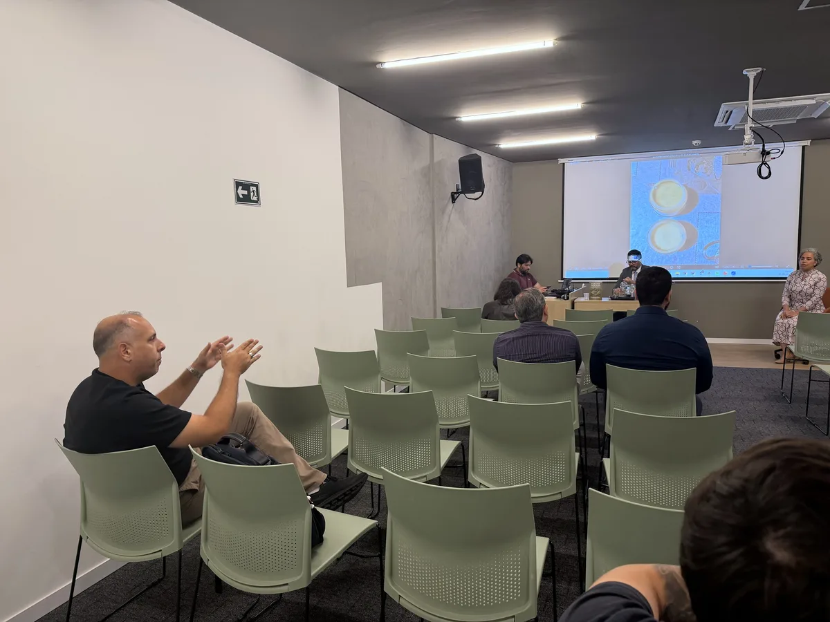 Apresentação & Palestra — 026 — Registro da coletiva de imprensa Confiance