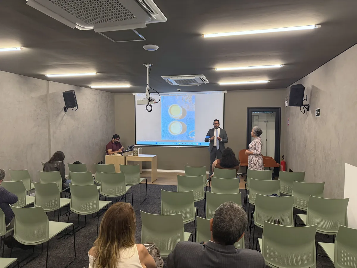 Apresentação & Palestra — 032 — Registro da coletiva de imprensa Confiance